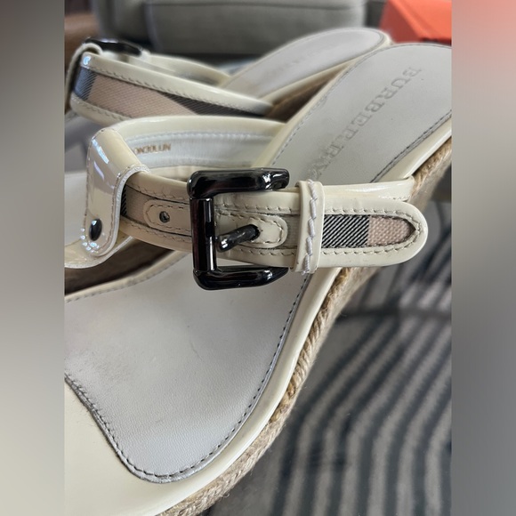 BURBERRY white patent leather with Novacheck thong heels. Size 41. Preloved. - Picture 6 of 9
